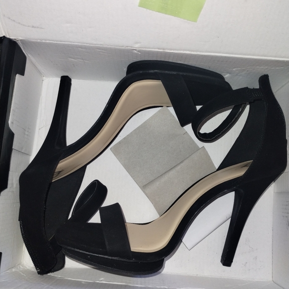 Multiple pairs of women's shoes - Picture 2 of 16